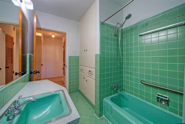 Building Photo - 1709 Mariposa Dr