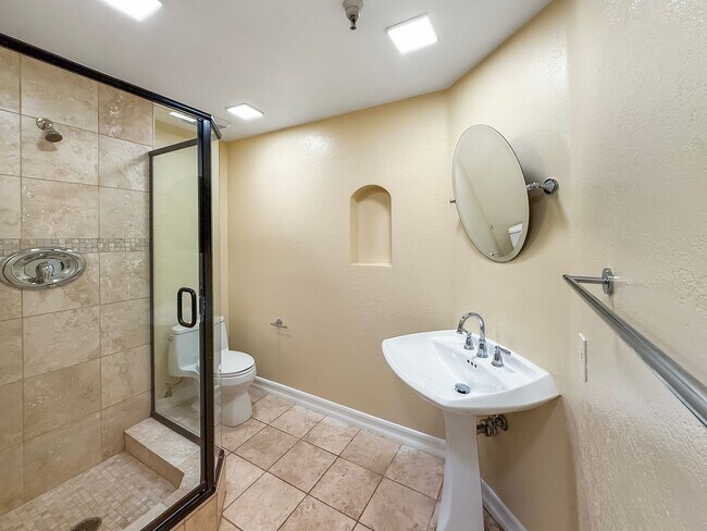 Building Photo - Beautiful 2B/2BA in the Marina w/ Newly Re...