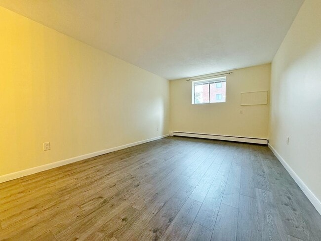 Building Photo - Luxury 2 bed condo includes Heat, hot wate...
