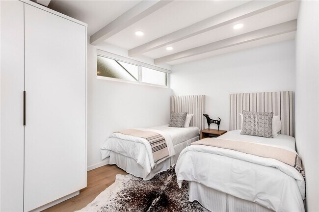 Building Photo - 816 The Strand