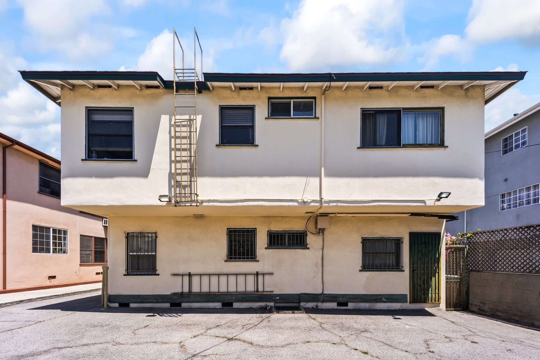 Building Photo - 1745 N Mariposa Ave