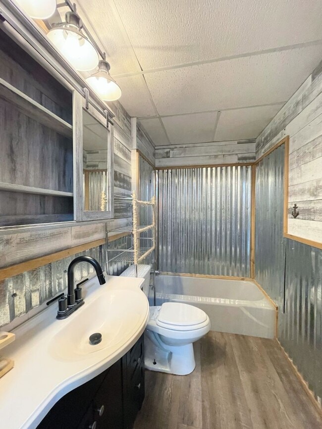 Building Photo - Large 4 bedroom home