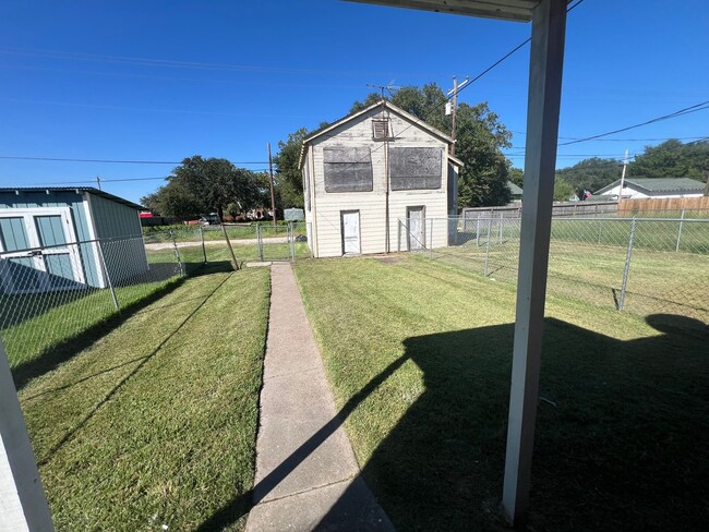 Building Photo - 2 bedroom 1 1/2 bath Duplex