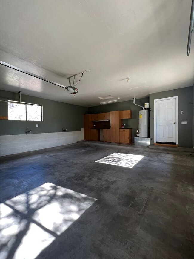 Building Photo - 3 Bedroom 2 Bath Home Overlooking Thumb Butte ~ Forest Trails