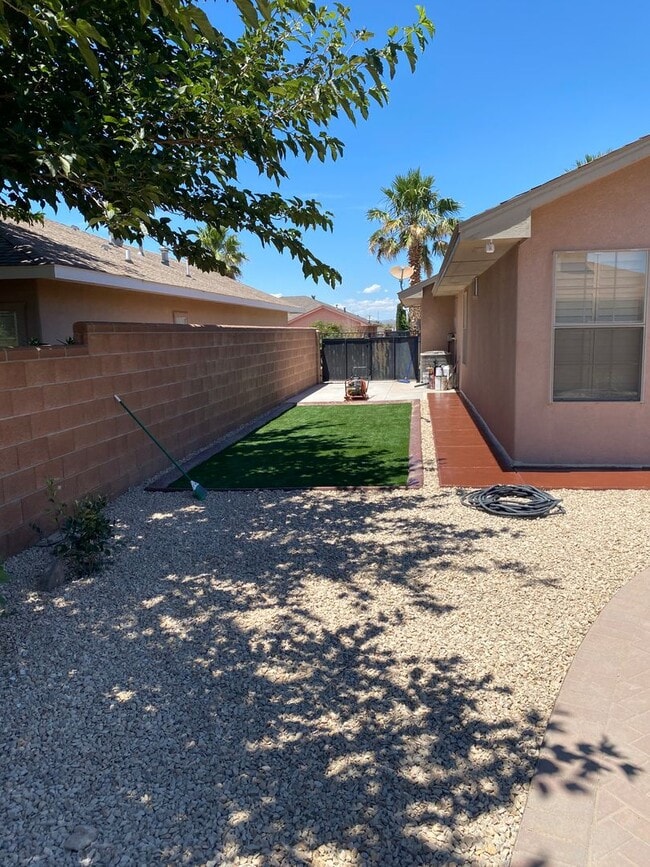 Building Photo - 1136 San Cristo St