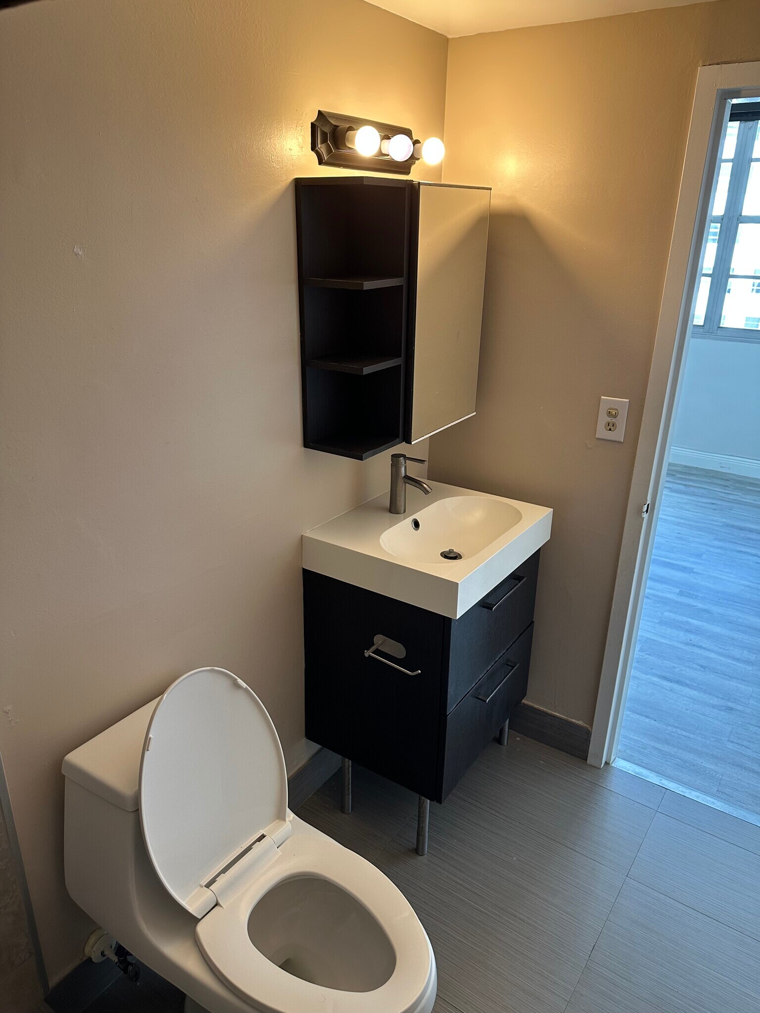 Building Photo - 999 Brickell Bay Dr