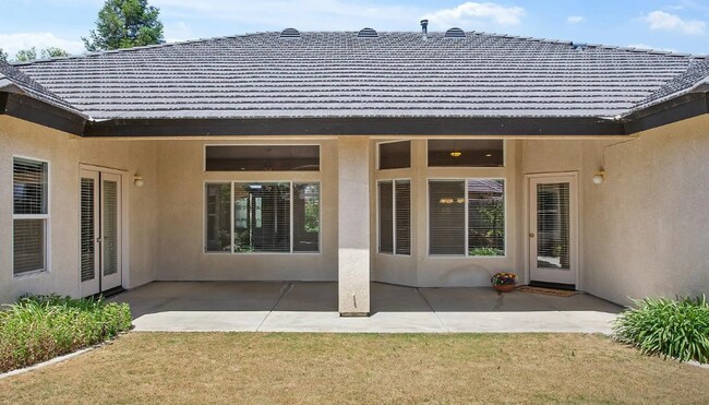 Building Photo - 5 Bedroom/3 Bath Home with Paid Solar System - $3295 Per month!