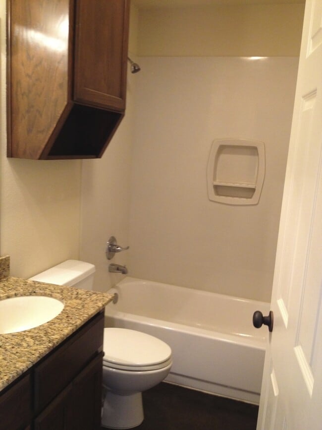 Building Photo - 3BR / 2BA Duplex in Hewitt, Texas | Midway...