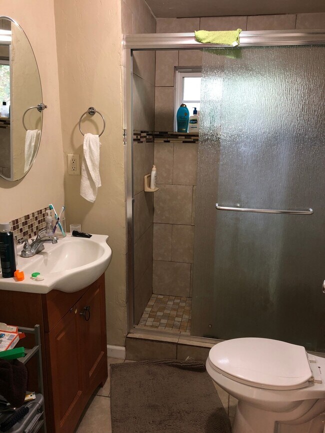 Building Photo - Large 4 Bedroom, 2 Bathroom House