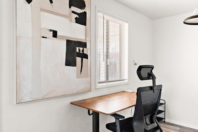 Building Photo - 704 W Main St