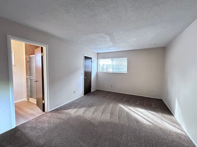 Building Photo - 5712-5714 Manzanita Avenue