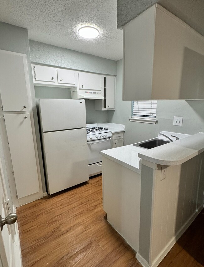 Primary Photo - 40 Hyde Park