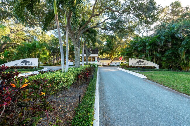 Building Photo - 11335 12 Oaks Way
