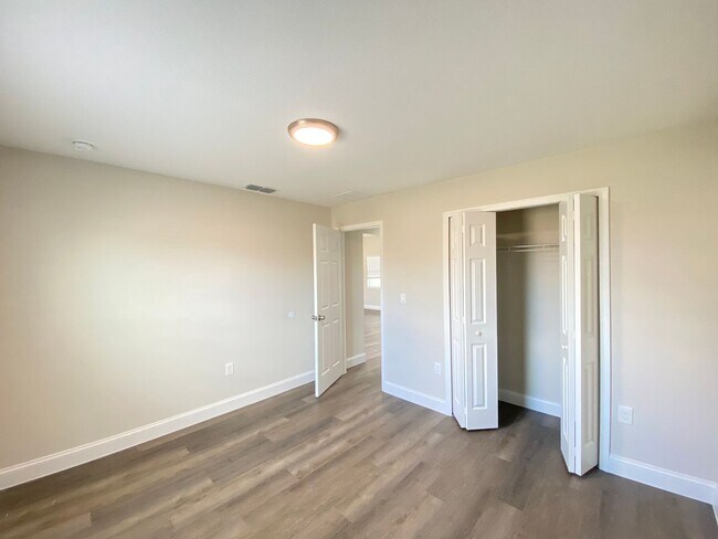 Building Photo - Desirable SW Ocala Neighborhood, 3/2/2 **W...