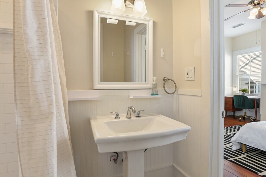 Building Photo - 303 W Park Ave