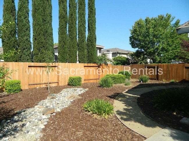 Building Photo - Nice 3bd/2ba Home with 2 Car Garage near Roseville Galleria