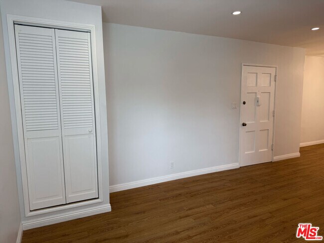 Building Photo - 4123 W Toluca Lake Ave