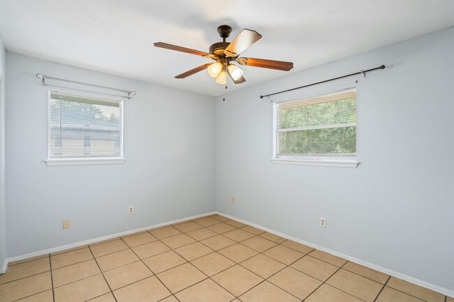 Building Photo - 104 Hackberry Ln