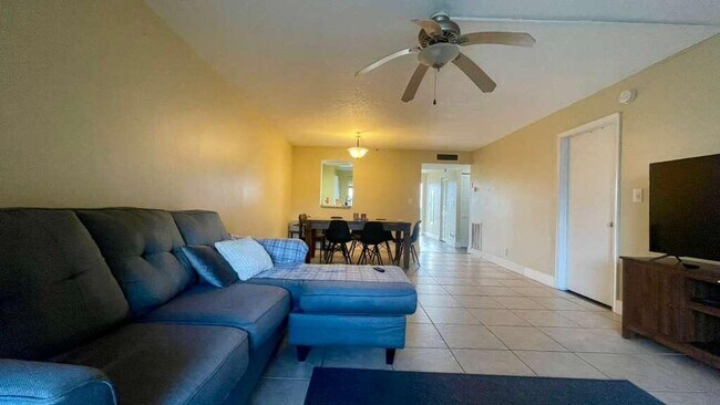 Building Photo - 4570 NW 18th Ave