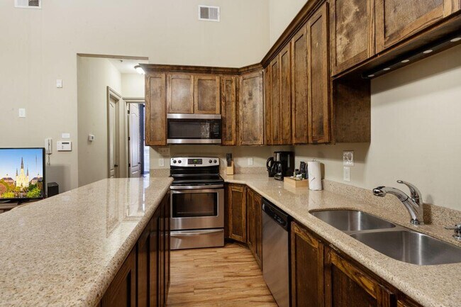 Building Photo - 30 Baronne St