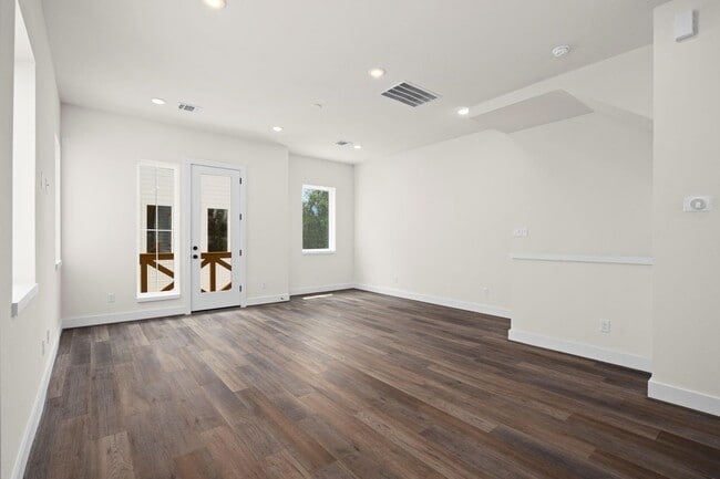 Building Photo - 3905 B Pinemont Dr