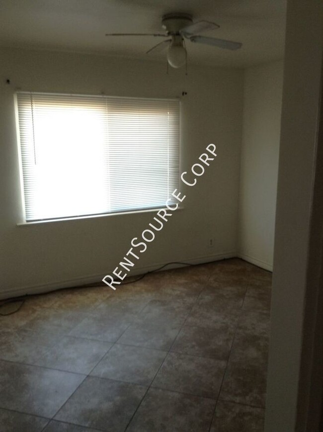 Building Photo - 2 Bedroom Condo For Rent in Barstow