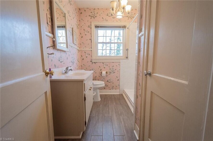 Building Photo - 208 Tremont Dr