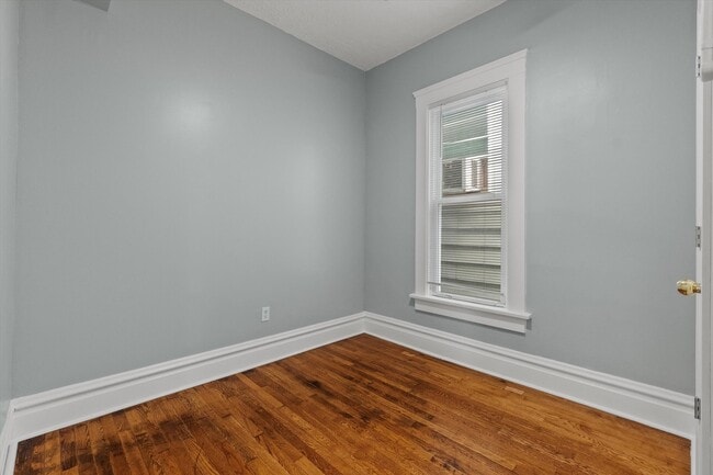 Building Photo - 820 E 89th Pl