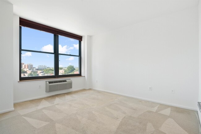 Building Photo - 102 Christopher Columbus Dr