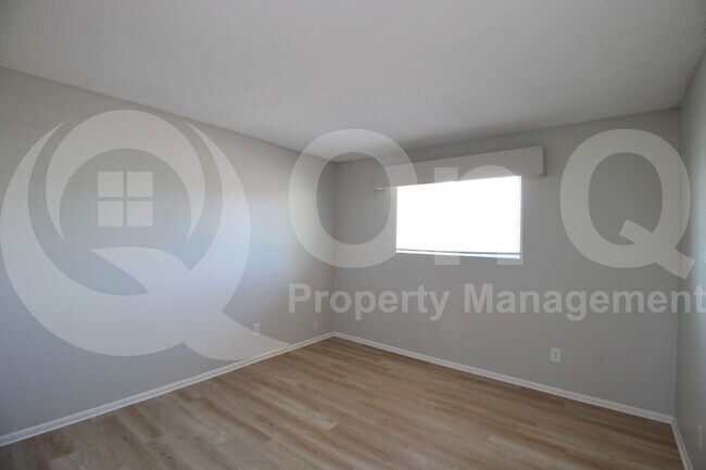 Building Photo - 537 E Laguna Dr