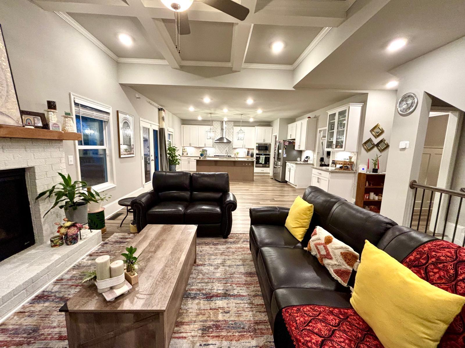 Living - 1920 Grand Lanier Dr
