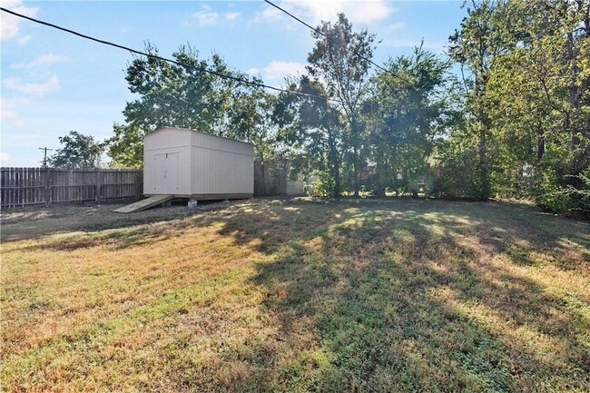 Building Photo - 209 Helena St