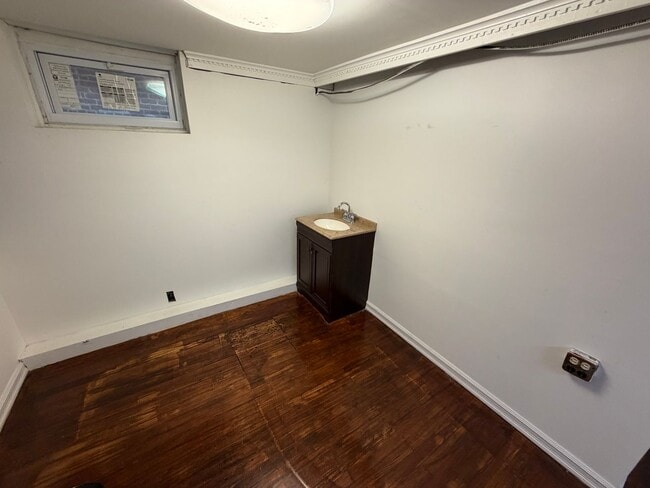 Building Photo - 121 Bentley Ave