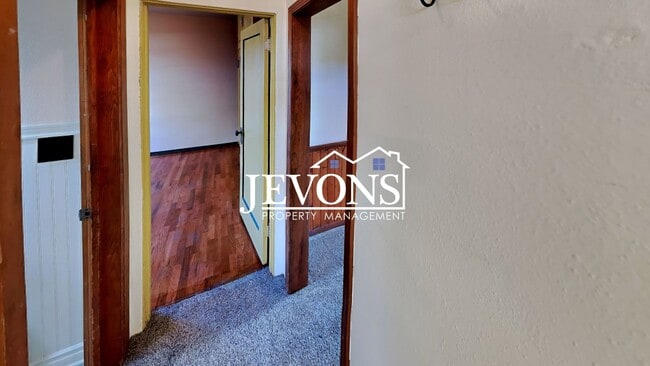 Building Photo - $895 Rent Credit - Charming 3-bedroom home with washer and dryer, an equipped kitchen, and nearby...