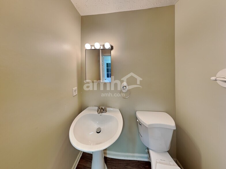Building Photo - 275 Monarch Dr