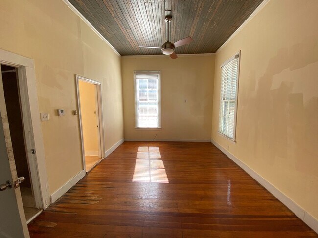 Building Photo - Charming & Updated 3 BR / 2 BA House Downtown & Walking Distance to the University of TX / Wood F...