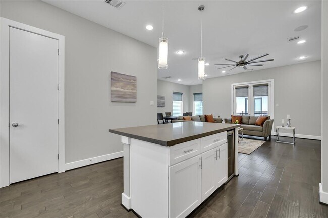 Building Photo - Stunning Like New Townhome Close to Med Ce...