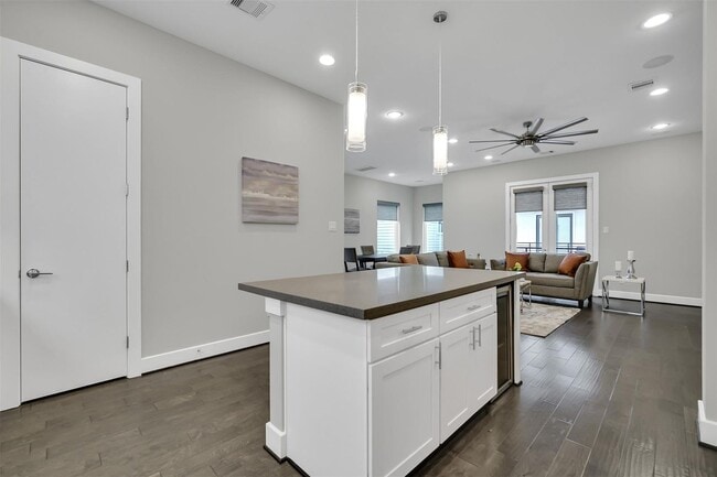 Building Photo - Stunning Like New Townhome Close to Med Center!