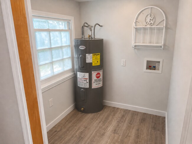 Building Photo - Adorable 2-Bedroom Gem: Fresh Floors & New Appliances!
