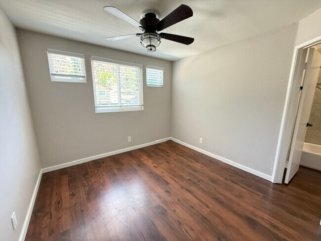 Building Photo - Spacious 3 Bedroom 3 Bath Condo with Garage in Desirable Highland Trails Community