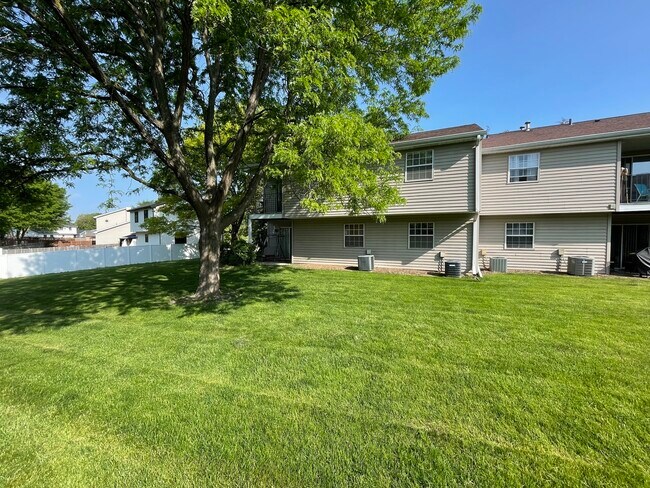 Building Photo - 527 E Shag Bark Ln