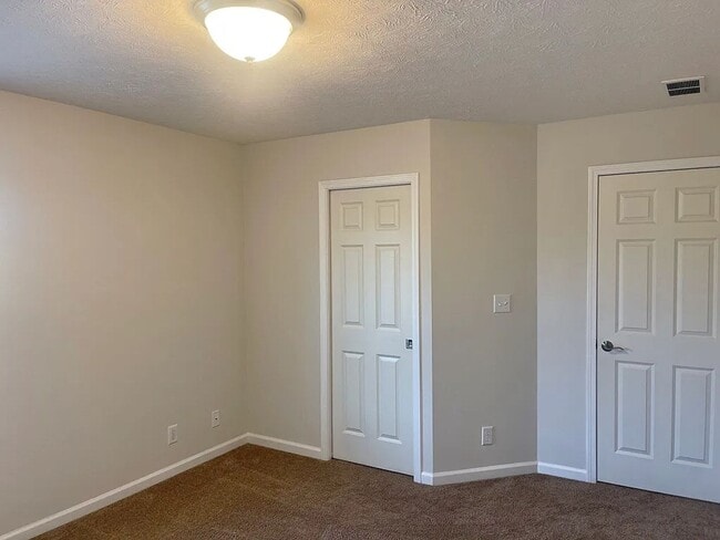 Building Photo - Large Kokomo Home!
