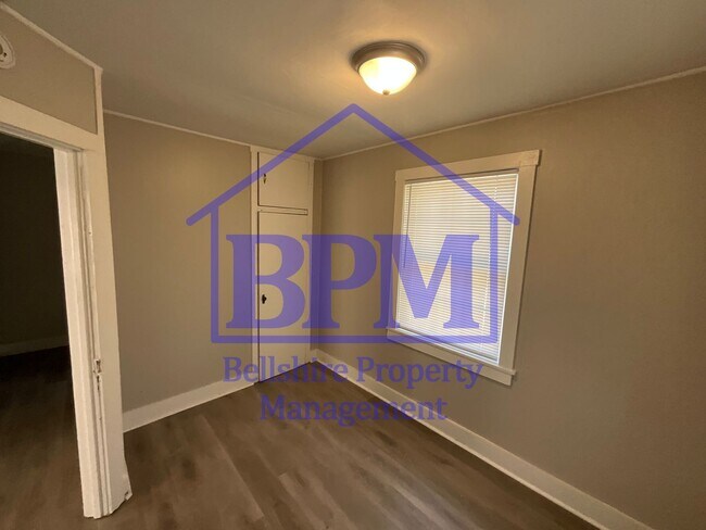 Building Photo - Freshly Renovated 3 Bed, 1 Bath Duplex – G...