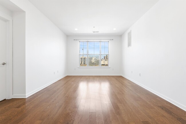 Building Photo - 443 2nd St