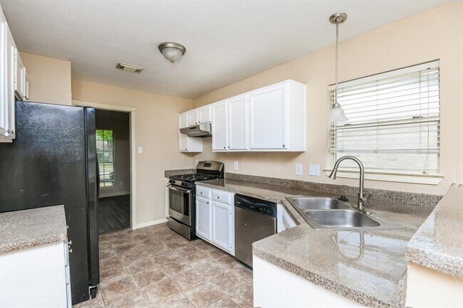 Building Photo - 18626 Droitwich Dr