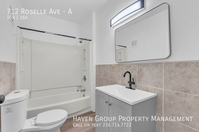 Building Photo - 712 Roselle Ave
