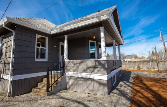 Building Photo - Charming Fully Renovated Home in the Heart of Southeast Portland