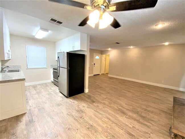 Building Photo - 3137 La Mesa Dr