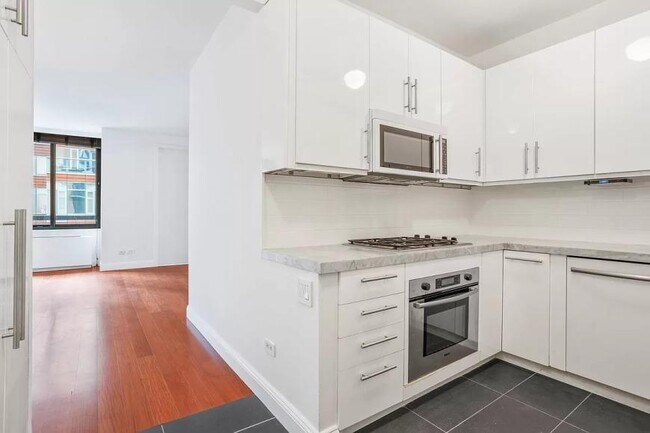 Building Photo - 3 bedroom in NEW YORK NY 10280