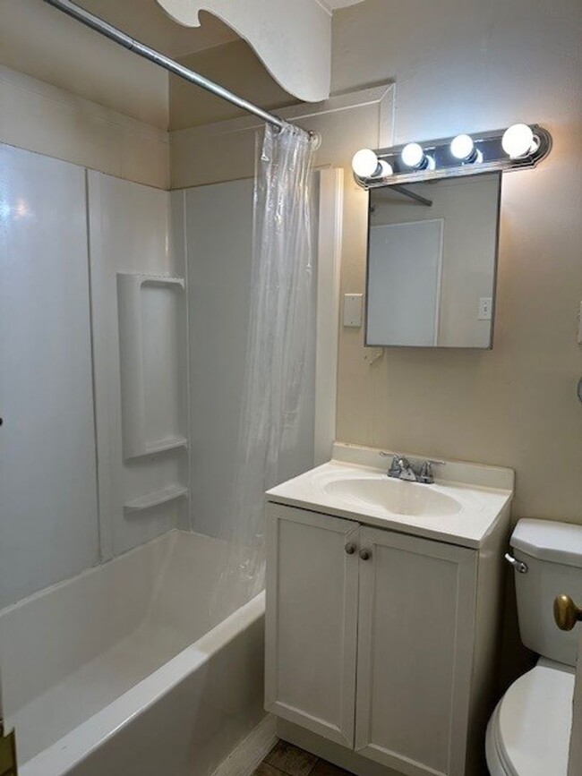 Building Photo - This 3rd floor, carpeted, 1 bedroom apartm...